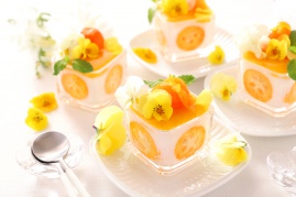 スイーツが可愛く変身!食べられるお花、エディブルフラワー