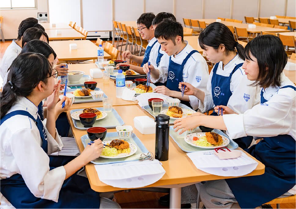 学生たちでにぎわうカフェテリア