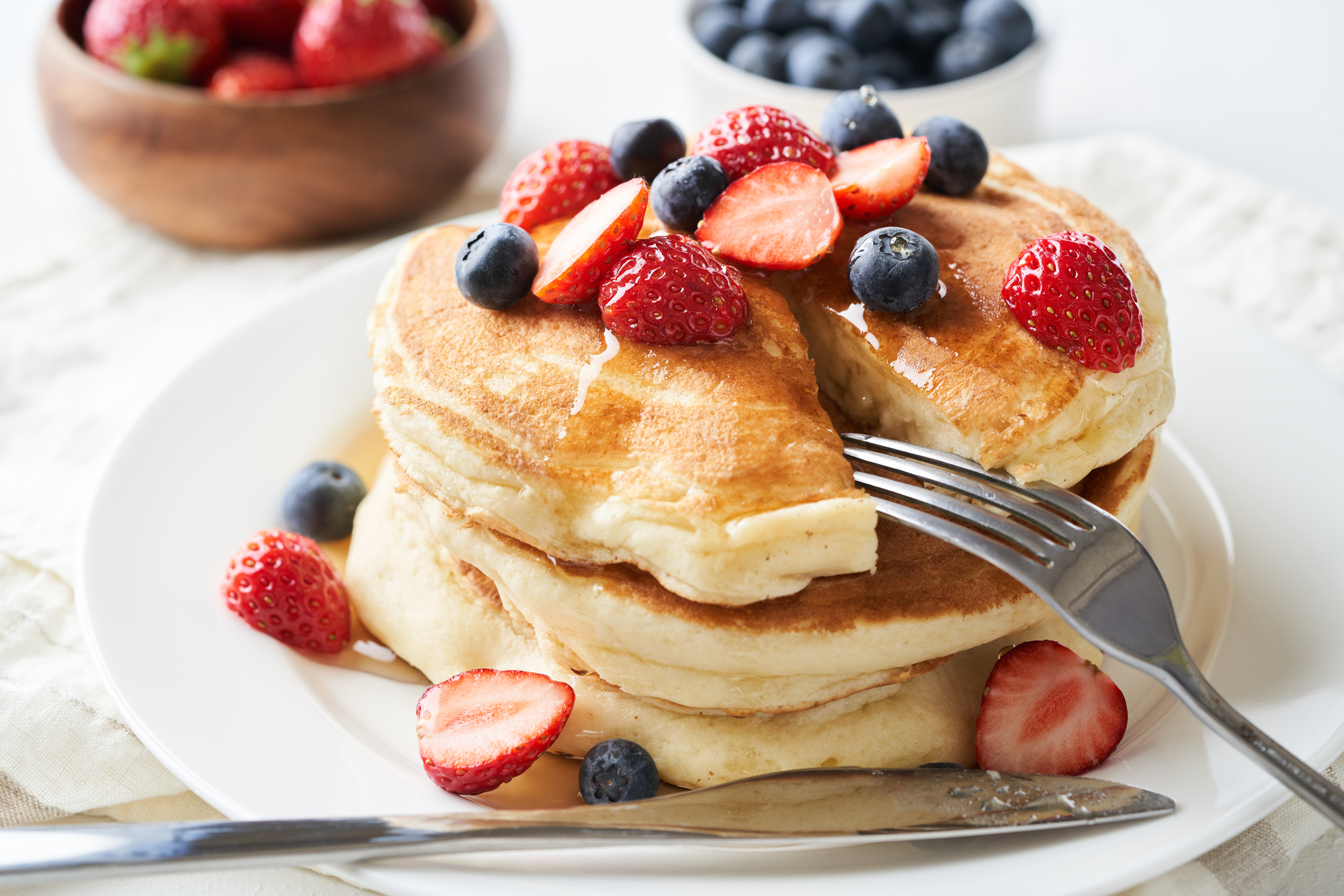 パンケーキとホットケーキの違いを材料・調理法・歴史で徹底比較！